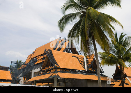 Steilen Thai-Stil Dach montiert auf Neubau nach Tsunami Thailand Khao Lak Stockfoto