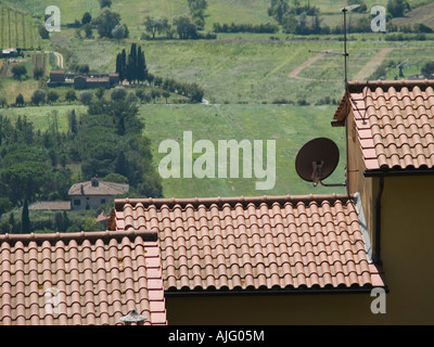 Sat-TV Gerichte stehen im Kontrast zu älteren Häusern Stockfoto