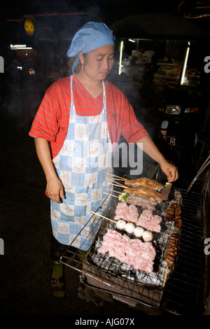 Nacht Zeit Straße Seite Grill beliebte Urlaub vor Ort Karon Beach Phuket Thailand Stockfoto