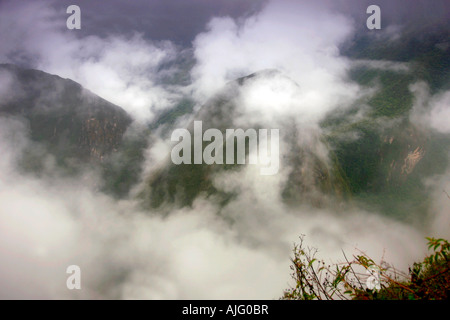 nebliger Morgen Blick auf Tal des Urubamba-Flusses von UNESCO World Heritage Site Machu Picchu Peru Anden Südamerika Stockfoto