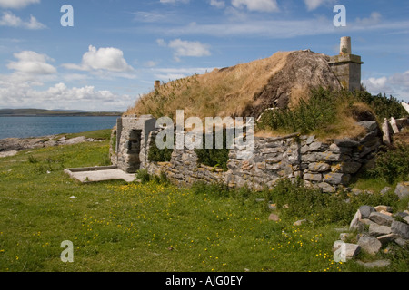 Verlassene Blackhouse Croft hineinfallen Pflichtverletzung auf Berneray, äußeren Hebriden, Schottland Stockfoto