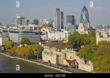 Stadt London Skyline beinhaltet neue Willis Gebäude gesehen jenseits Herbstfärbung im Tower von London Stockfoto