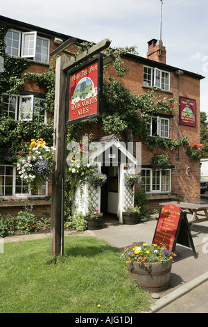 Ein Sommertag drausen das Pear Tree Pub am Hook Norton Oxfordshire Stockfoto