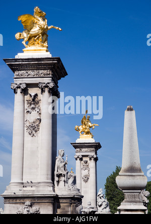 Frankreich-Ile de France Paris vergoldeten Reiterstandbildern auf Säulen am Eingang zum Pont Alexandre III Brücke über den Fluss Seine Stockfoto