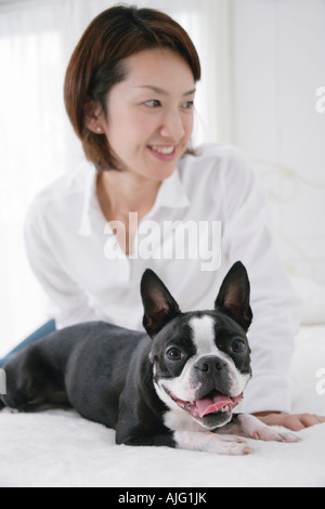 Junge Frau und Boston Terrier Stockfoto