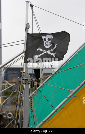 Totenkopf Flagge vom Mast Segelboot Liegeplatz in Kilkeel Hafen Grafschaft, Nord-Irland Stockfoto