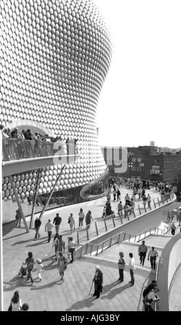 Selfridges Store und den Gang mit der Stierkampfarena und St.-Martins-Kirche, Digbeth, Stadtzentrum von Birmingham, UK. B&W Bild. Stockfoto