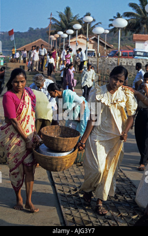 Indische Frau tragen Saris tragen Körbe neu gekauft frischen Fisch am Markt Fischauktion, Indien Stockfoto