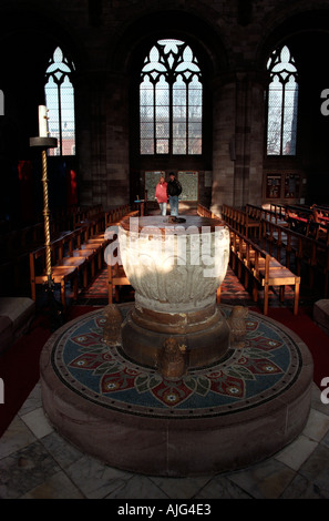 Steinernes Taufbecken in der Kathedrale von Hereford Stockfoto