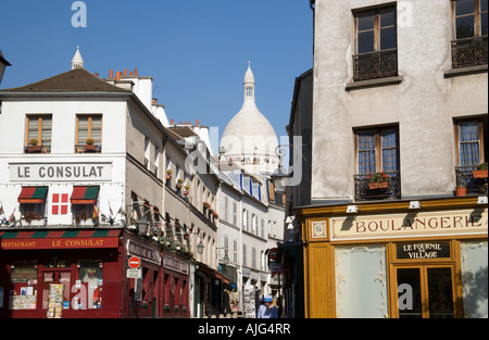 Frankreich-Ile De France Paris Boulangerie und Geschäfte von Le Consulat Restaurant In Montmartre mit Kuppel der Kirche Sacre Coeur Stockfoto