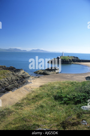 Llanddwyn Island Strand und Leuchtturm Llyn Halbinsel im Hintergrund Isle of Anglesey North Wales UK Stockfoto