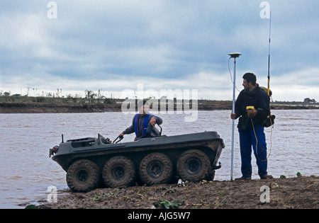 Vermesser mit GSM-Geräte und eine amphibische Geländewagen Pirana Flusslandschaft in Argentinien zu vermessen Stockfoto