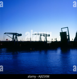 Klappbrücken auf Cardiff Bay Barrage / Morglawdd Bae Caerdydd nahe Penarth South Wales Stockfoto