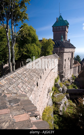 Haut Koenigsbourg Schloss erbaut im XII Jahrhundert in der Nähe von Orschwiller mit Blick auf die Rheinebene Stockfoto