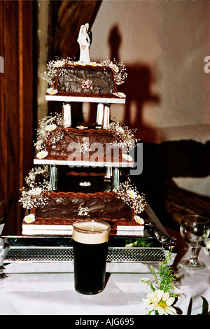 Eine dreistufige Hochzeitstorte und ein Guinness Stockfoto