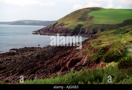 Roter Sandstein-Klippen in der Nähe von Manorbier in Pembrokeshire Stockfoto