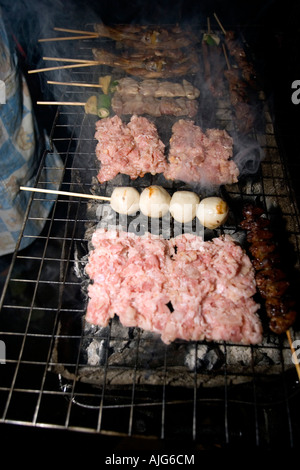 Nacht Zeit Straße Seite Grill beliebte Urlaub vor Ort Karon Beach Phuket Thailand Stockfoto