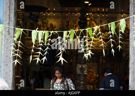 Frische Mango Blätter traditionell in Hounor Deepavali Sri Veeramakaliamman Hindu Tempel Singapurs Stockfoto