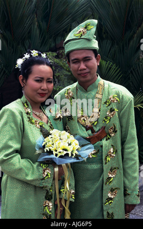 Hochzeit Braut und Bräutigam in traditionellen islamischen malaysische Hochzeit Zeremonie Stockfoto