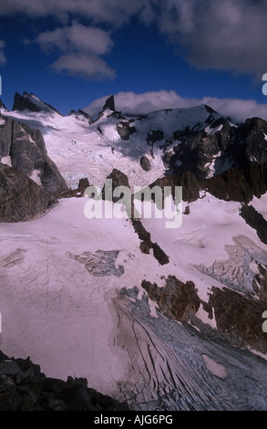 Blick vom Cerro Electrico hinter dem Gipfel Mt Fitzroy von Glaciar Pollone und Aguja Pollone im Zentrum von Patagonien, Argentinien Stockfoto