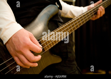 Junger Mann, Bass-Gitarre spielen Stockfoto