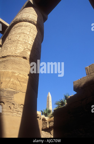 Die große Säulenhalle im Karnak-Tempel und der Obelisk Thutmosis ich Stockfoto