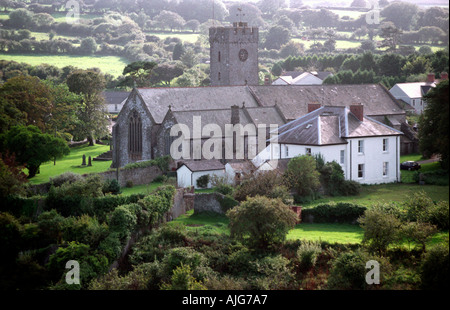 Blick auf eine Kirche in Pembroke von Pembroke Castle Stockfoto
