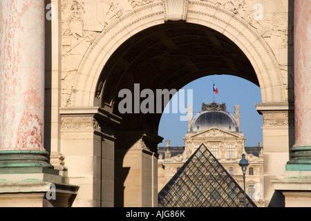 Frankreich Ile De France Paris Französisch Flagge fliegen auf Sully Flügel des Musee Du Louvre Museum durch Arc De Triomph Du Carrousel gesehen Stockfoto