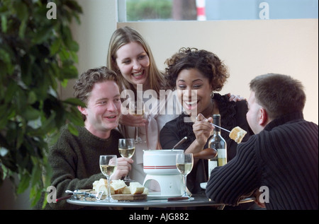 Freunde, Fondue und Wein Stockfoto