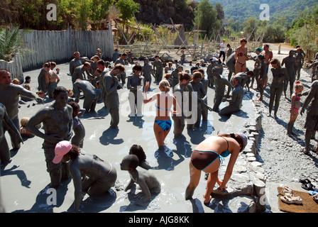 Touristen im Schlammbad in der Nähe von Dalyan Dorf und Köycegiz-See in der Türkei Stockfoto
