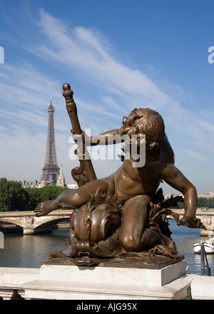 Frankreich Paris Ile De France Bronze Statue von Cherub auf der Brücke Pont Alexandre III über Ufer mit Eiffelturm Stockfoto