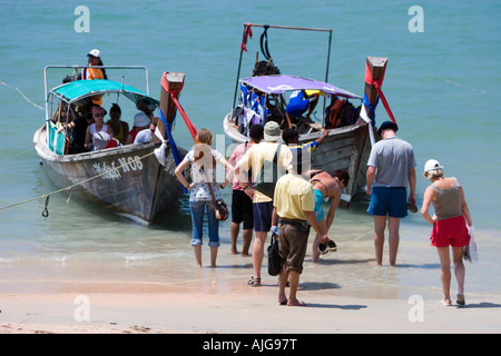 Besucher an Bord Longtailboote am Ao Nang Beach kommt man zu anderen Stränden und Resorts Thailand Stockfoto