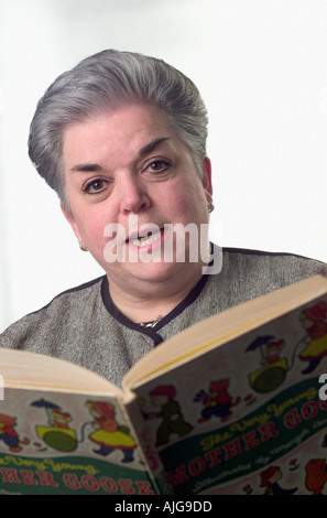 Porträt senior kaukasischen Frau liest Stockfoto