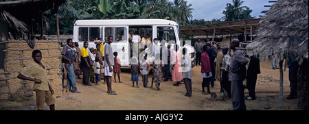 Schülerinnen und Schüler immer auf Schulbus Teberebie Dorf westlichen Ghana Ashanti Region Stockfoto