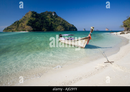 Traditionellen Longtail-Boot verankert weißen Sandstrand Ko Tup Insel vor Ao Nang, Thailand Stockfoto