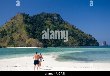 Besucher auf der exotischen weißen Sandstrand Ko Tup Insel vor Ao Nang, Thailand Stockfoto