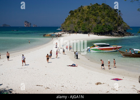 Besucher auf dem weißen sand Strand Ko Tup Insel vor Ao Nang, Thailand Stockfoto