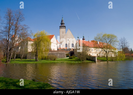 Kirche von St. James in der kleinen Stadt Telc in Südmähren, Tschechien. Stockfoto