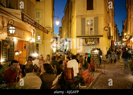 Aix-En-Provence Ansicht eines typischen kleinen Gassen in der Altstadt und ein restaurant Stockfoto