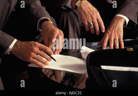 Executive Hände mit Papier und Stift in einem Business Meeting Stockfoto