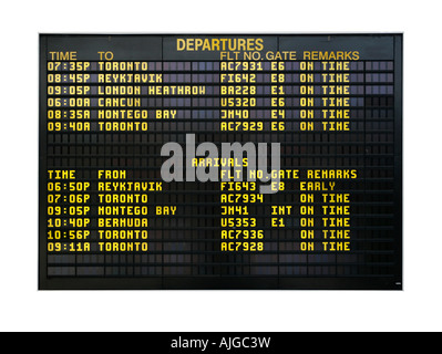 Flughafen-Vorstand zeigen Abflüge und Ankünfte zu verschiedenen Städten isoliert auf weiss Stockfoto