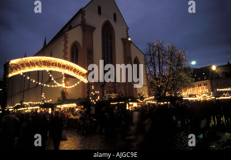 Weihnachts-Weihnachtsmarkt im historischen Stadtteil von Freiburg Im Breisgau-Deutschland Stockfoto