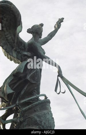 Bronzestatue einer geflügelte Göttin führen einen Wagen auf dem Dach des National Theater Prag, Tschechische Republik Stockfoto