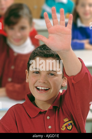 Kaukasische männlichen Studenten hob die Hand in der Klasse Stockfoto