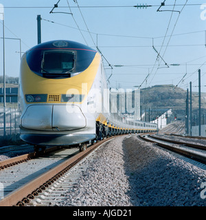 Die 300km/h (186mph) Eurostar Hochgeschwindigkeits-Zug auf der Continental Main Line am Eurotunnel UK Terminal in Folkestone. Stockfoto