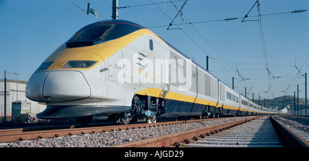 Die 300km/h (186mph) Eurostar Hochgeschwindigkeits-Zug auf der Continental Main Line am Eurotunnel UK Terminal in Folkestone. Stockfoto