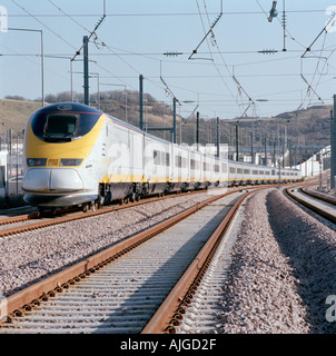 Die 300km/h (186mph) Eurostar Hochgeschwindigkeits-Zug auf der Continental Main Line am Eurotunnel UK Terminal in Folkestone. Stockfoto