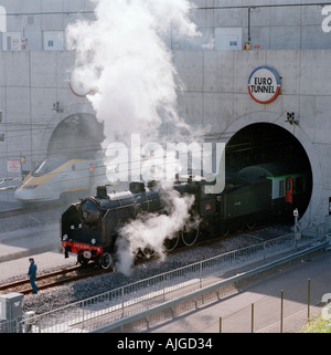 Dampfzug mit der Rauch, der Feuerlöschanlage in der Kanaltunnel und an Bord der Eurotunnel Shuttle-Züge zu testen Stockfoto