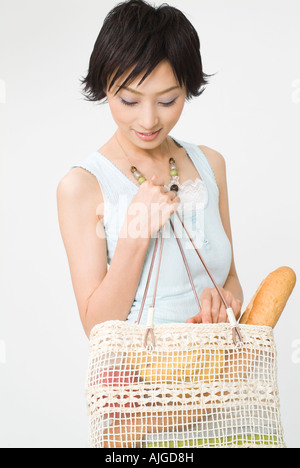 Junge Frau auf der Suche Warenkorb ist leer Stockfoto