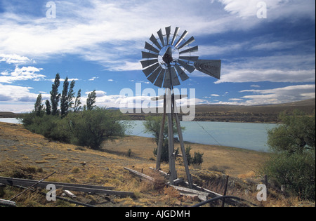 Windmühle auf der abgelegenen Estancia am Ufer des Flusses La Leona in der Nähe von El Chalten, Patagonien, Argentinien Stockfoto